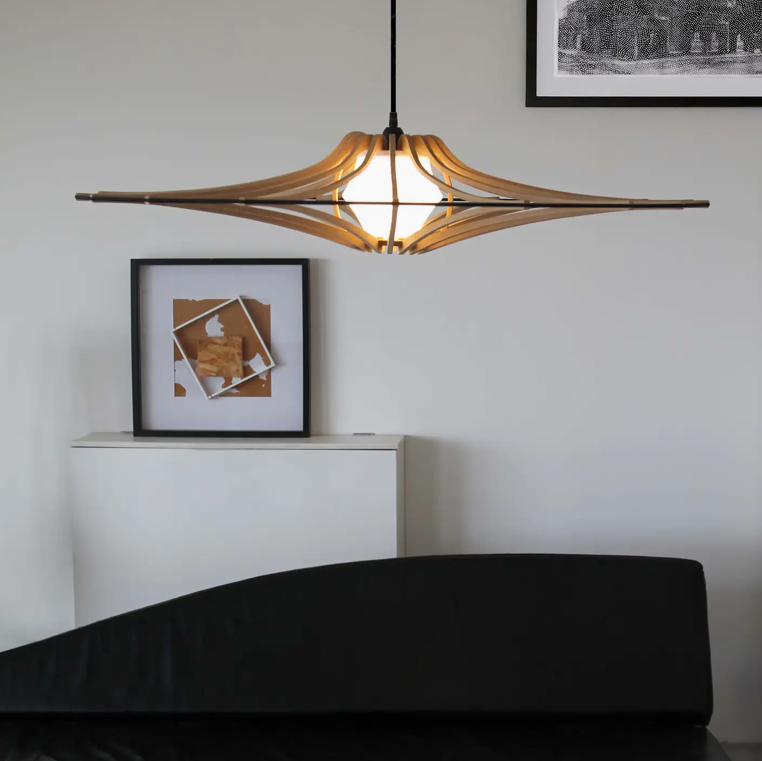 L’Ode Solaire – Grande Suspension Sculpturale en Fibre de Bois (90 cm)