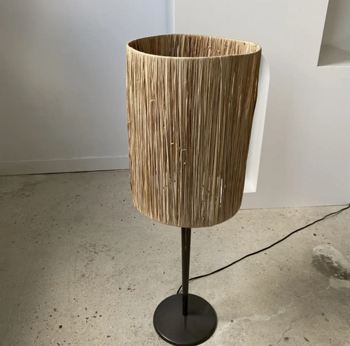 La Colonne Minérale – Lampe de Haute Stature en Métal et Fibres Organiques